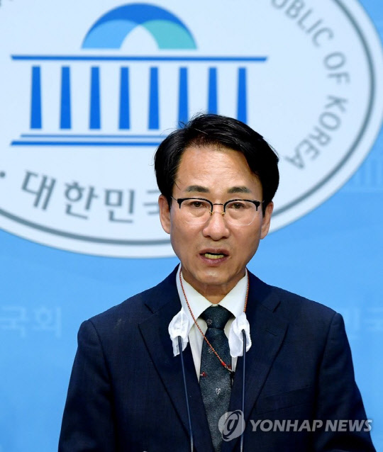 이원욱 더불어민주당 의원이 지난 3일 오후 서울 여의도 국회 소통관에서 '당 혁신을 위해 광화문포럼 해체 및 계파정치 종식 선언 기자회견'을 하고 있다.<연합뉴스>